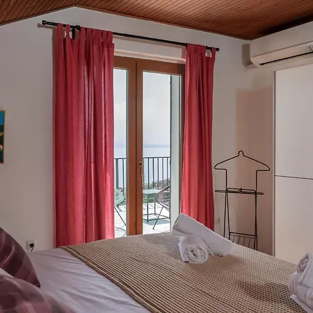 In With Seaview, Balcony, Air Condition, Wifi Prázdninový dům *