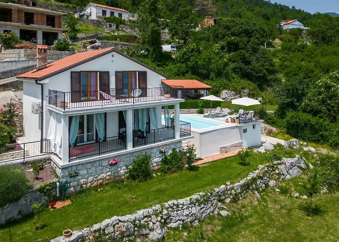 In With Seaview, Balcony, Air Condition, Wifi Case de vacanță Ičići
